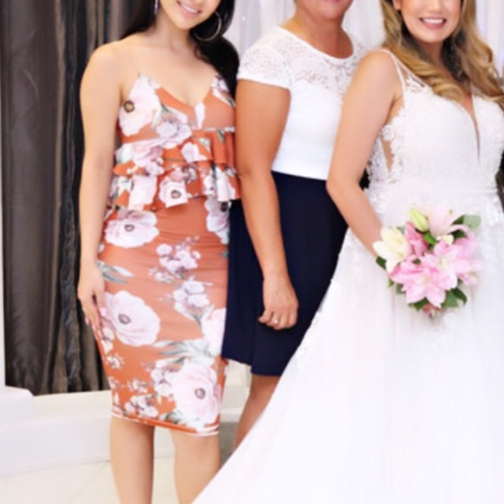 Pretty Little Thing Floral Dress - Picture 2 of 2